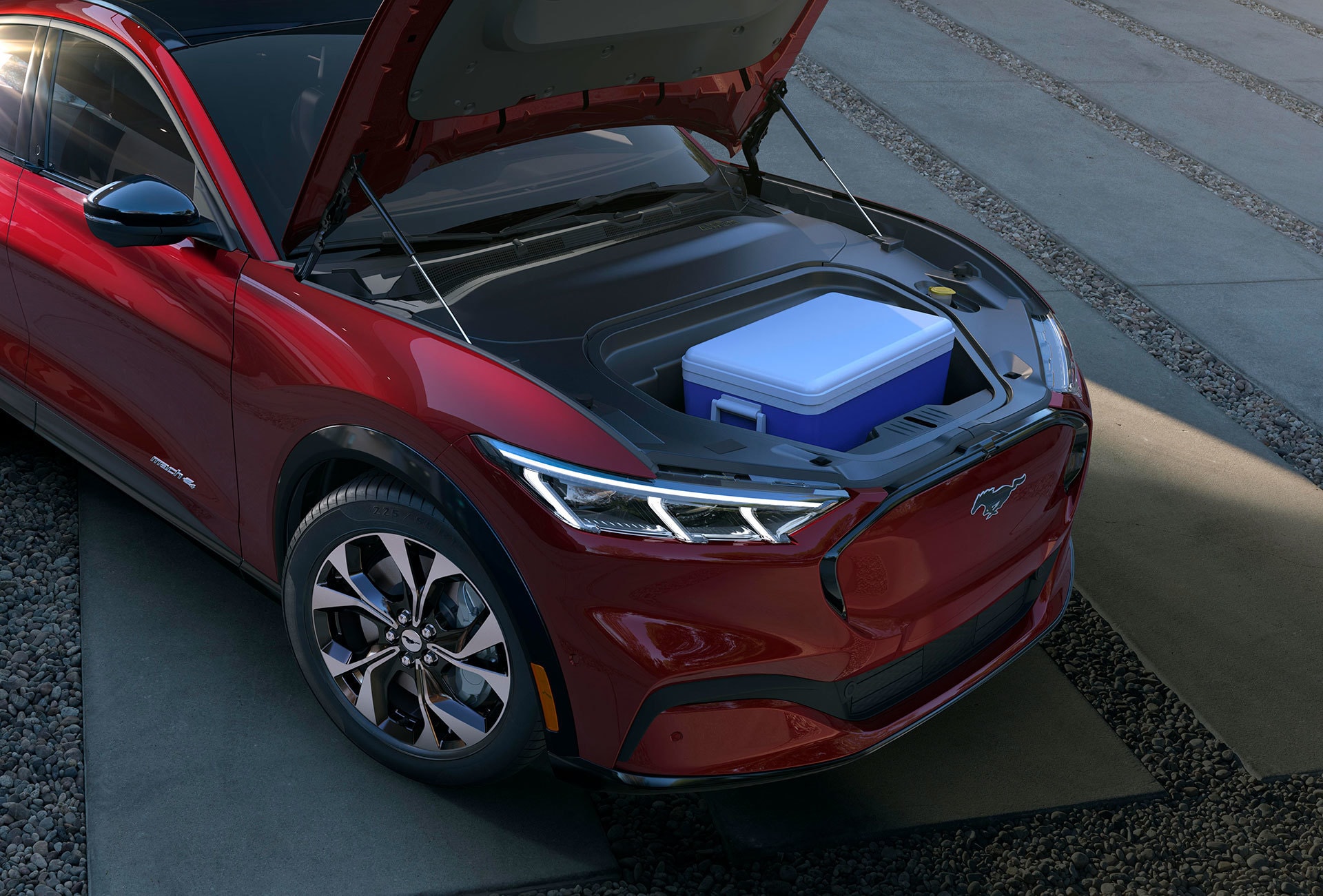 Motor eléctrico del Mustang Mach-E, con capó abierto.