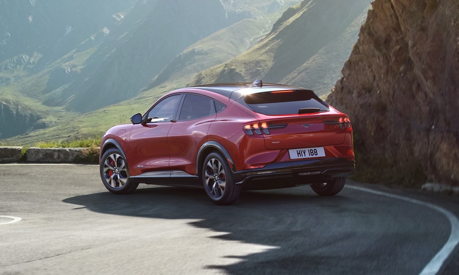 La estampa trasera muestra un diseño de luces único y la musculatura del EV.