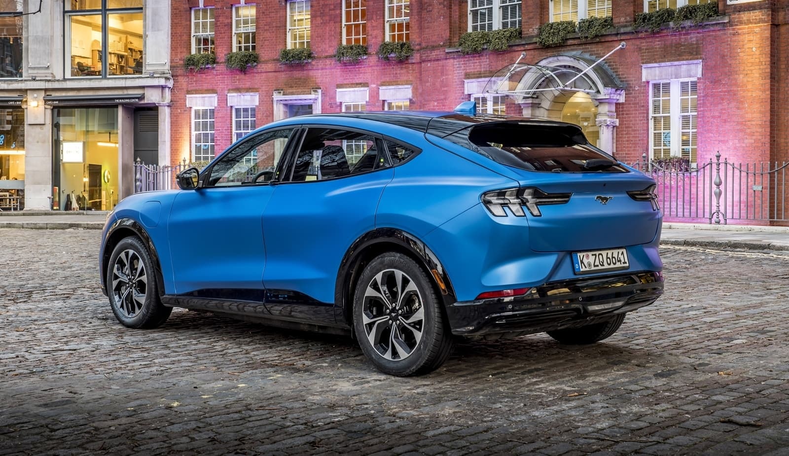 Tomada en un entorno urbano destacando su silueta trasera deportiva.