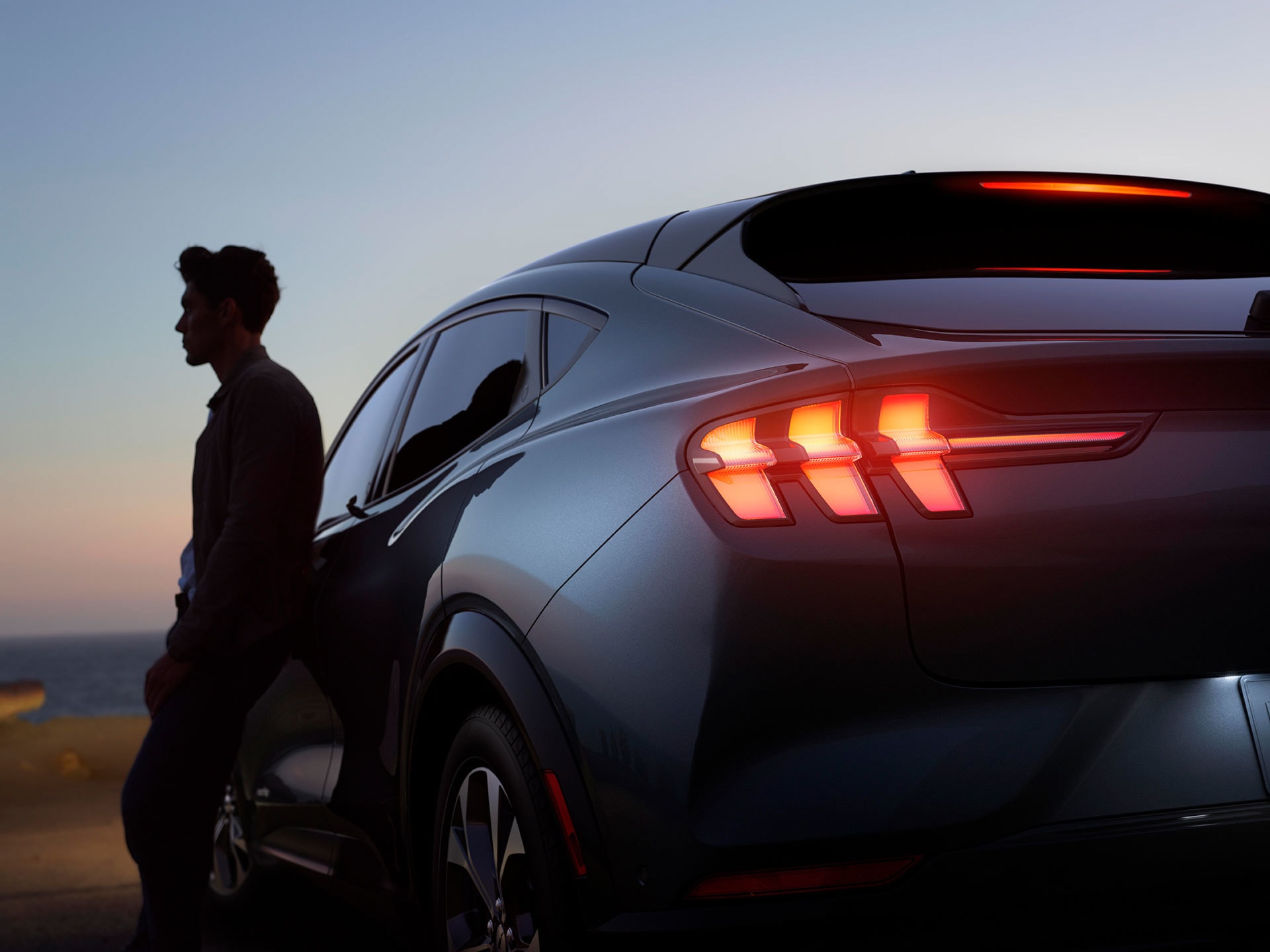 Detalle iluminación trasera del Mach-E, icónica y moderna