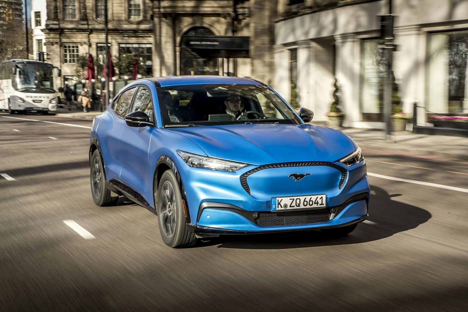 Estampa lateral del Mustang Mach-E recorriendo la ciudad.