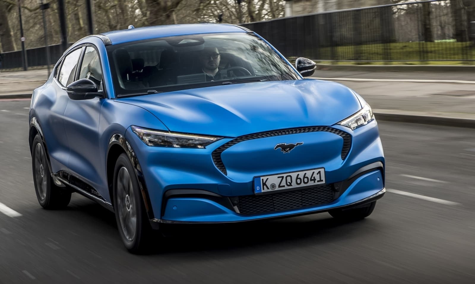 Perfil del Mach-E destacando su diseño lateral deportivo.