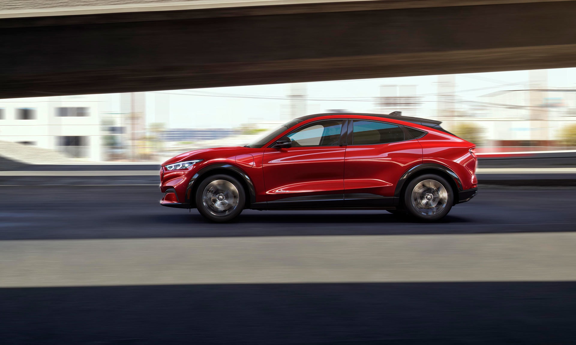 Líneas aerodinámicas y estilizadas del Mach-E en movimiento