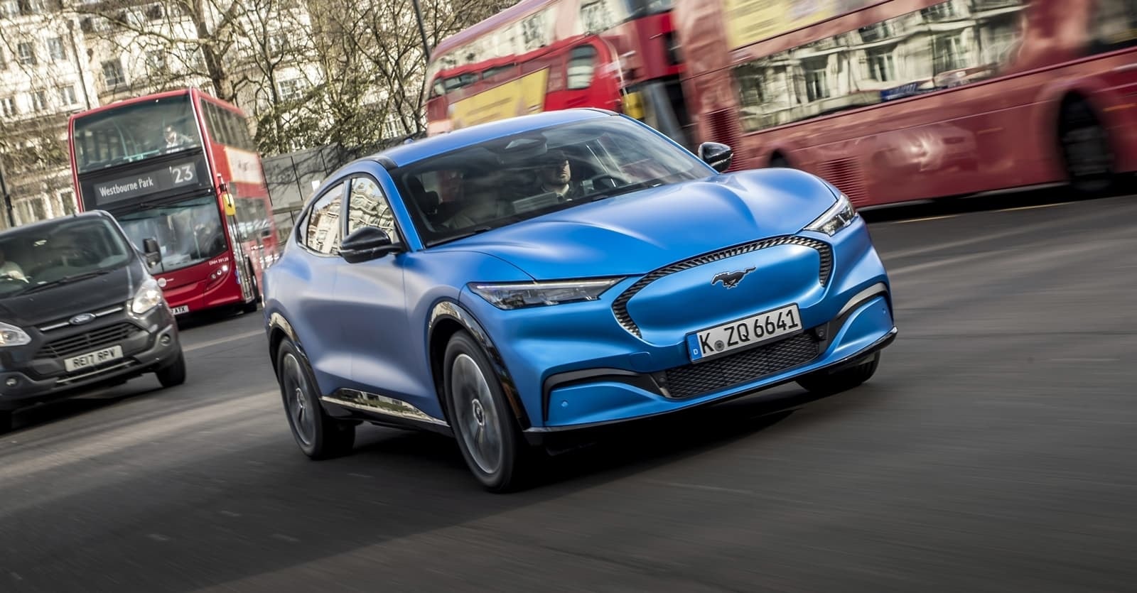 Captura en el momento exacto, transmitiendo la esencia urbana y deportiva del Mach-e.