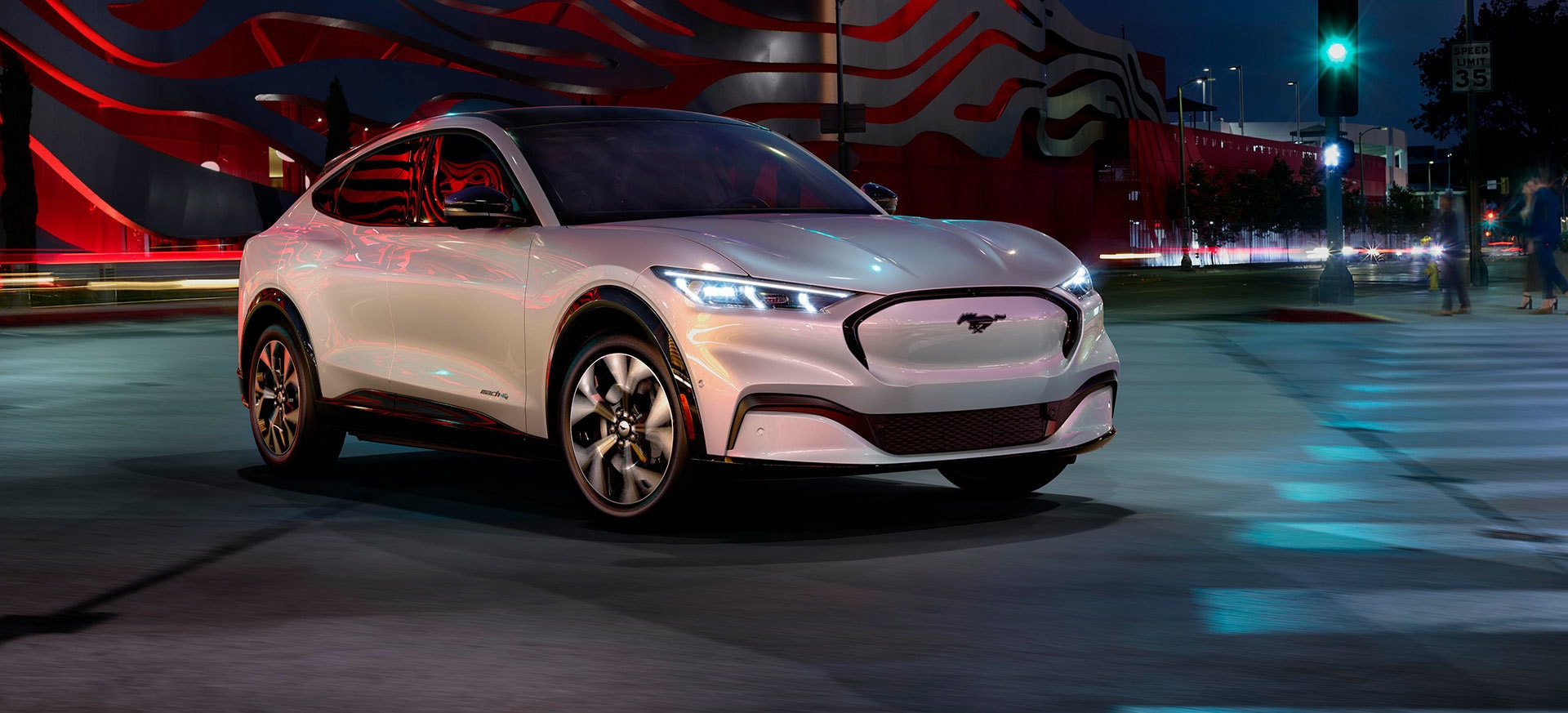 Vista nocturna del Mach-E, iluminación y diseño vanguardista