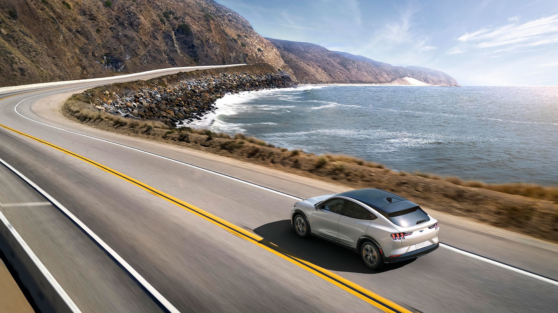 Mustang Mach-E evocando libertad y tecnología junto al mar