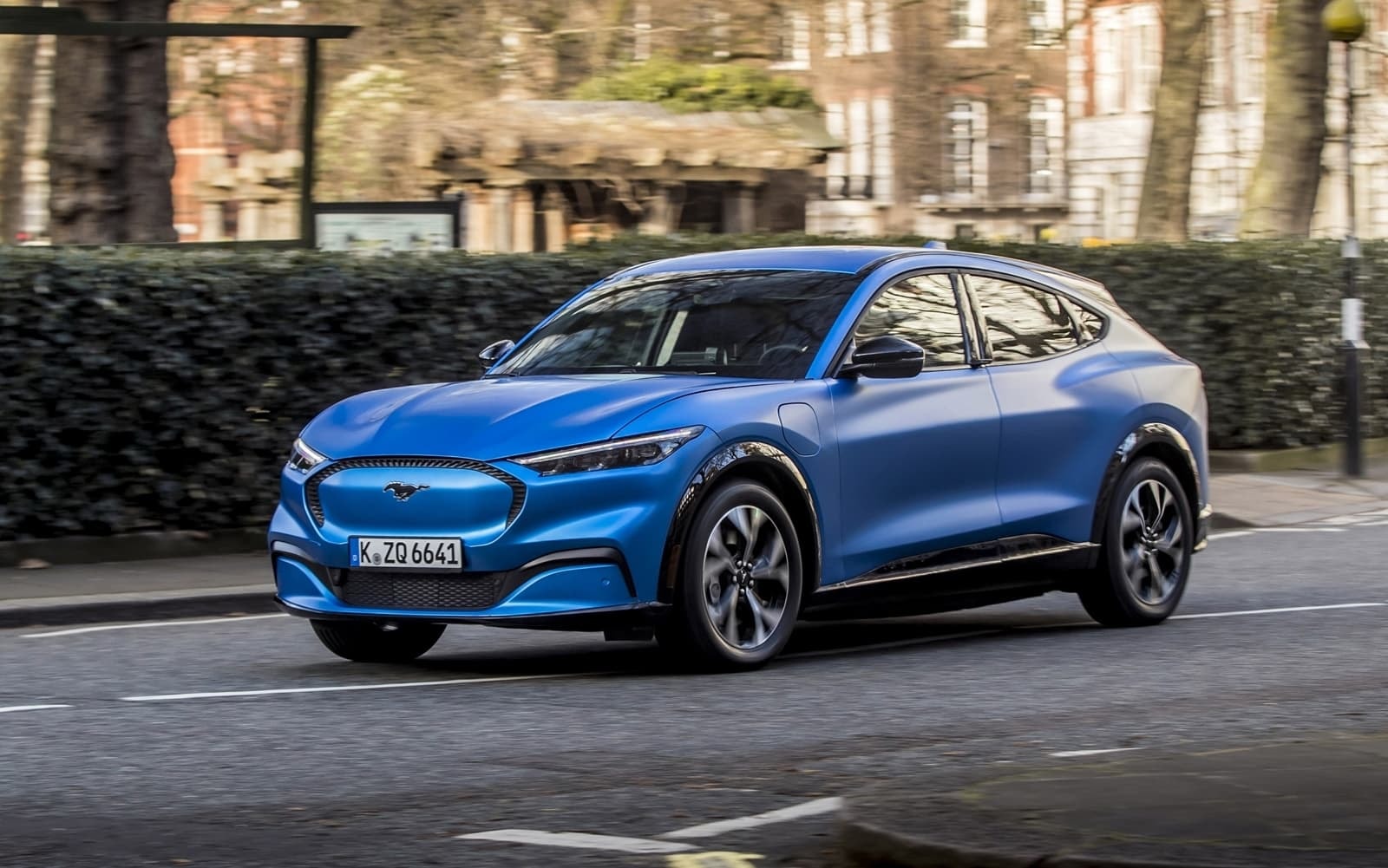 Vista combinada de la parte trasera y el perfil del Mach-E.