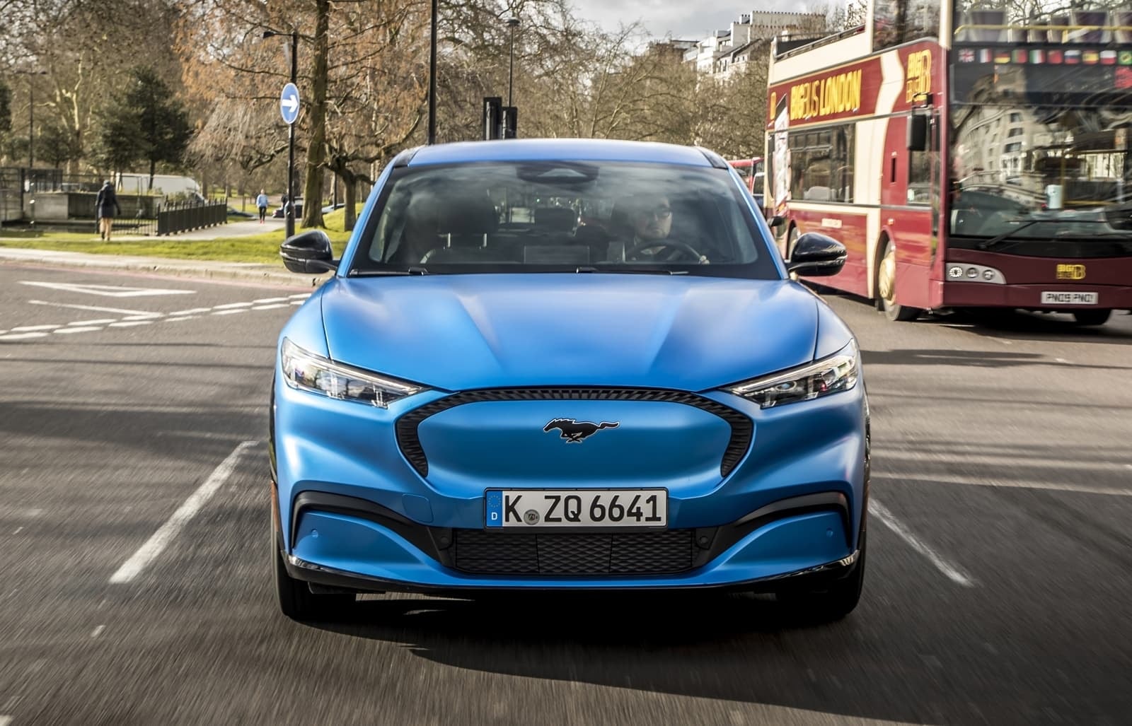 Imagen frontal resaltando la parrilla cerrada distintiva de los EV.