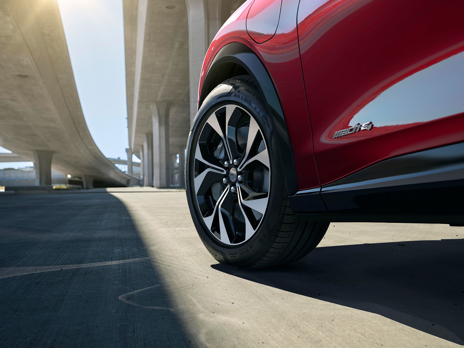 Detalle rueda del Mach-E, diseño de rines y perfil neumático