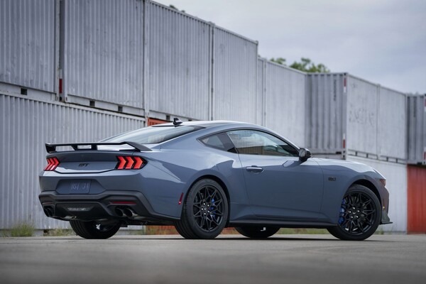 Primer plano del frontal del Ford Mustang, mostrando su agresivo diseño. Primer plano del frontal del Ford Mustang, mostrando su agresivo diseño.