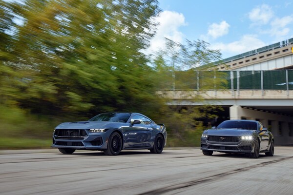 Perfil estilizado del Mustang azul, fusionando potencia y elegancia. Perfil estilizado del Mustang azul, fusionando potencia y elegancia.