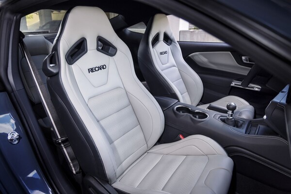 Vista trasera del Mustang que resalta su potente diseño aerodinámico. Vista trasera del Mustang que resalta su potente diseño aerodinámico.