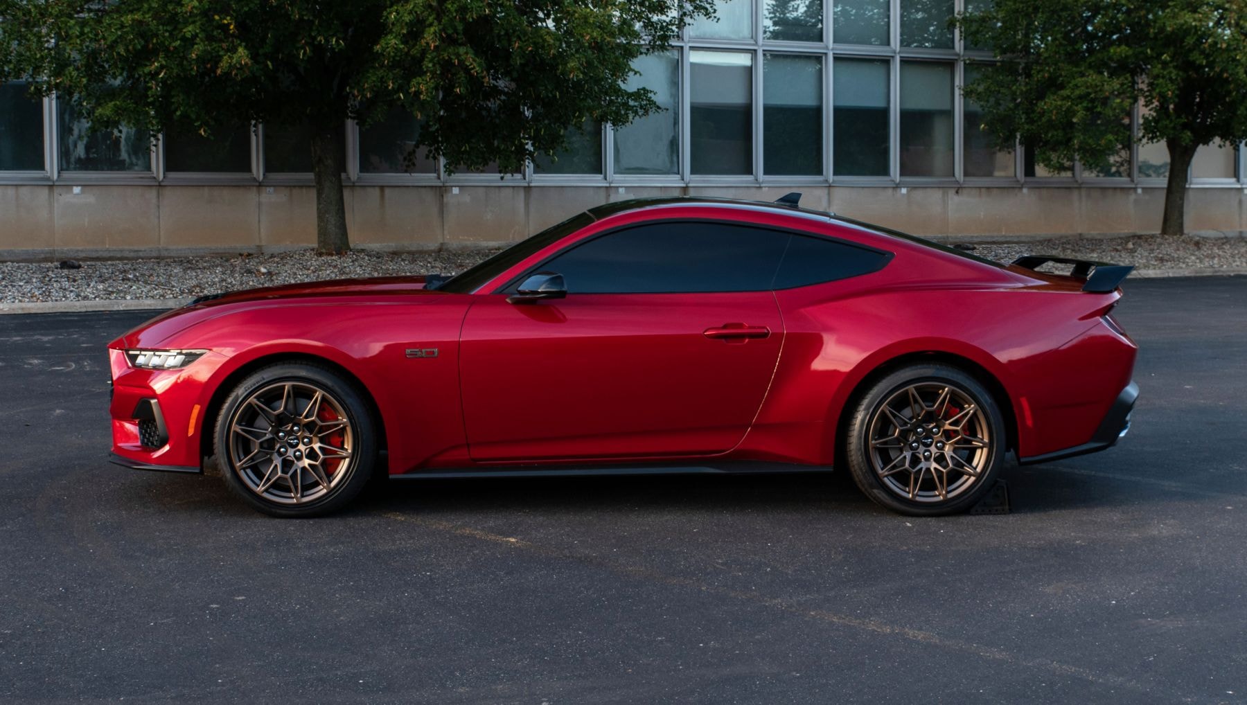 Vista trasera del Ford Mustang en color plata, realzando su estética deportiva.