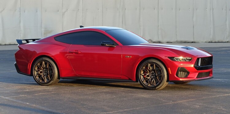 Imponente Ford Mustang rojo, destaca por su diseño aerodinámico y estética agresiva. Imponente Ford Mustang rojo, destaca por su diseño aerodinámico y estética agresiva.