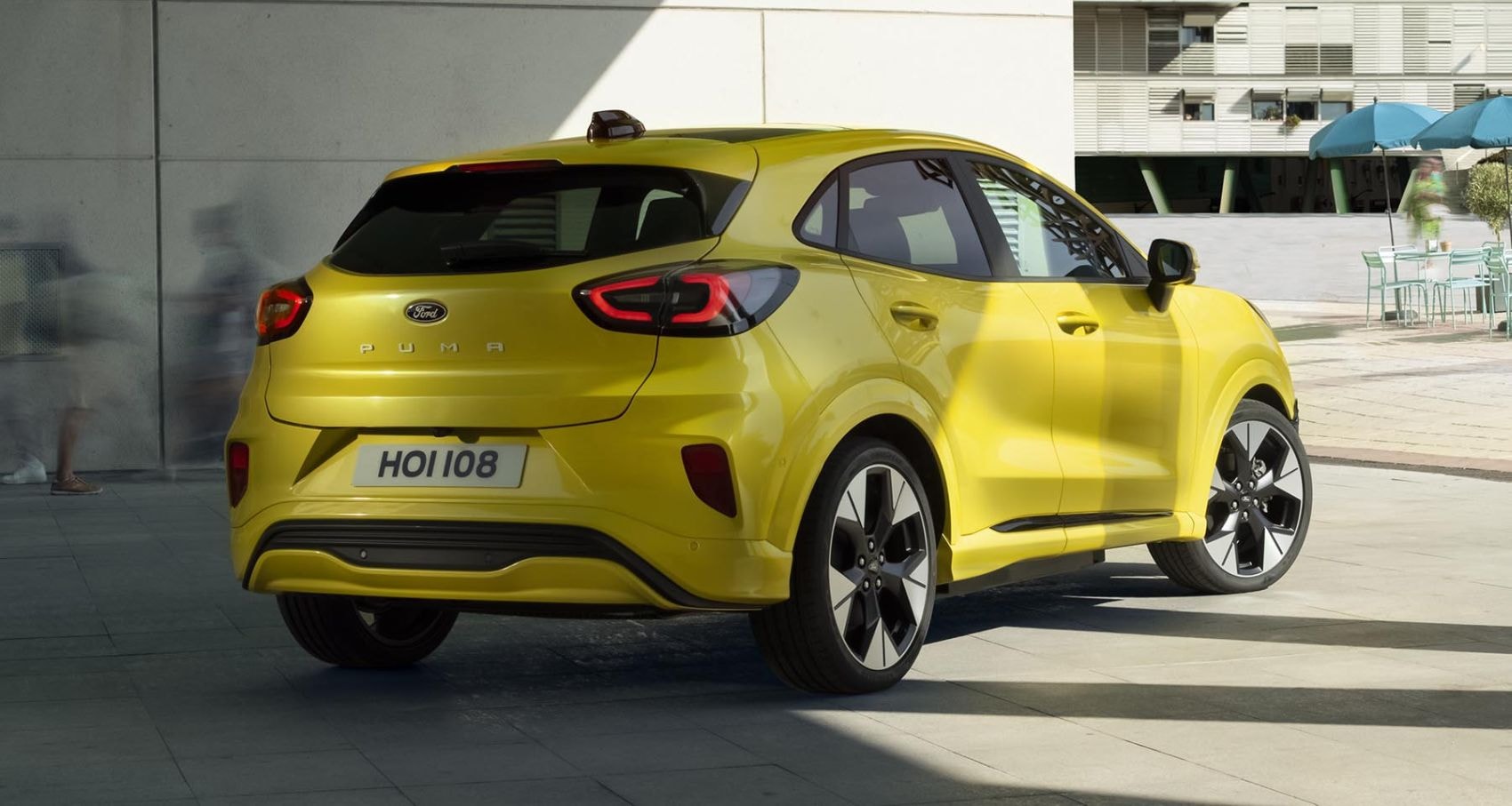 Ford Puma GEN-E circulando en la ciudad, combinando estilo y funcionalidad.