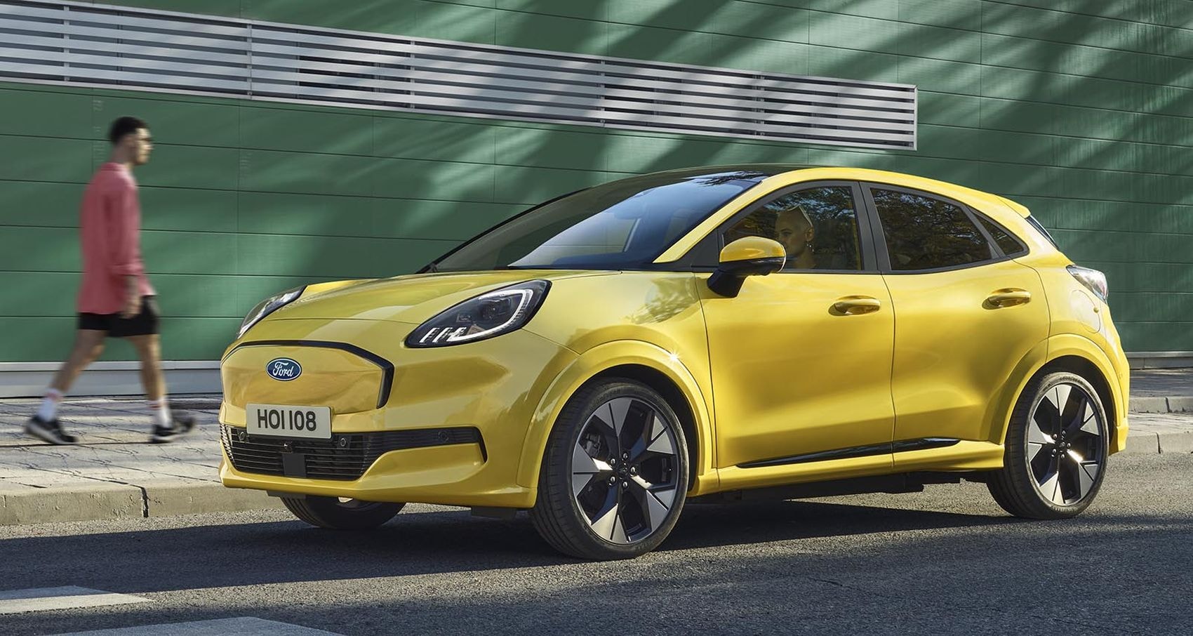 Vista delantera del Ford Puma GEN-E en un vibrante color amarillo.