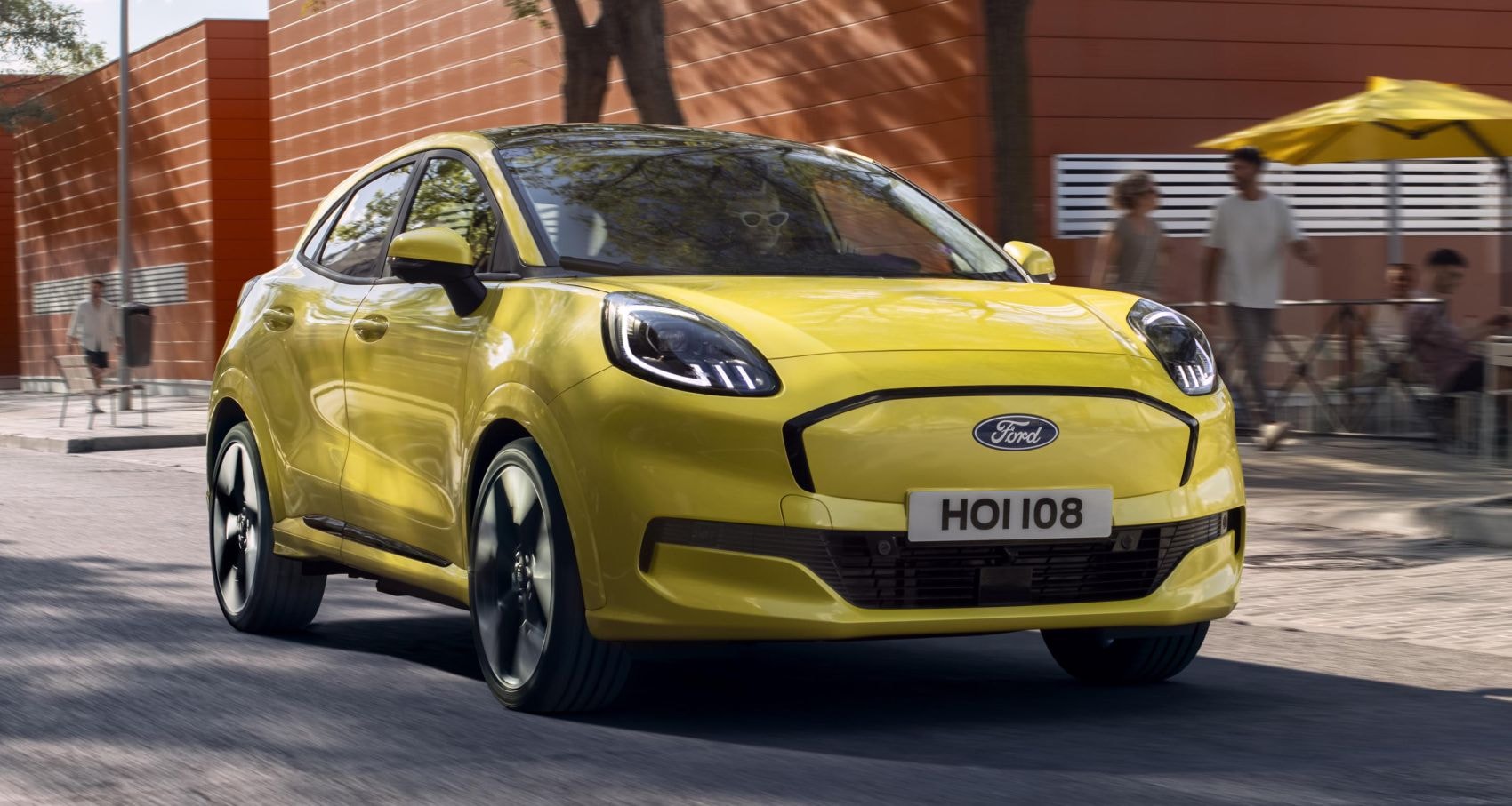Fachada frontal del Ford Puma GEN-E, destacando sus luces LED audaces.