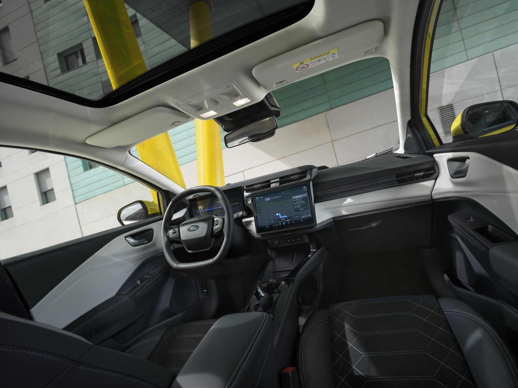 Vista frontal del Ford Puma GEN-E, resaltando su diseño moderno.