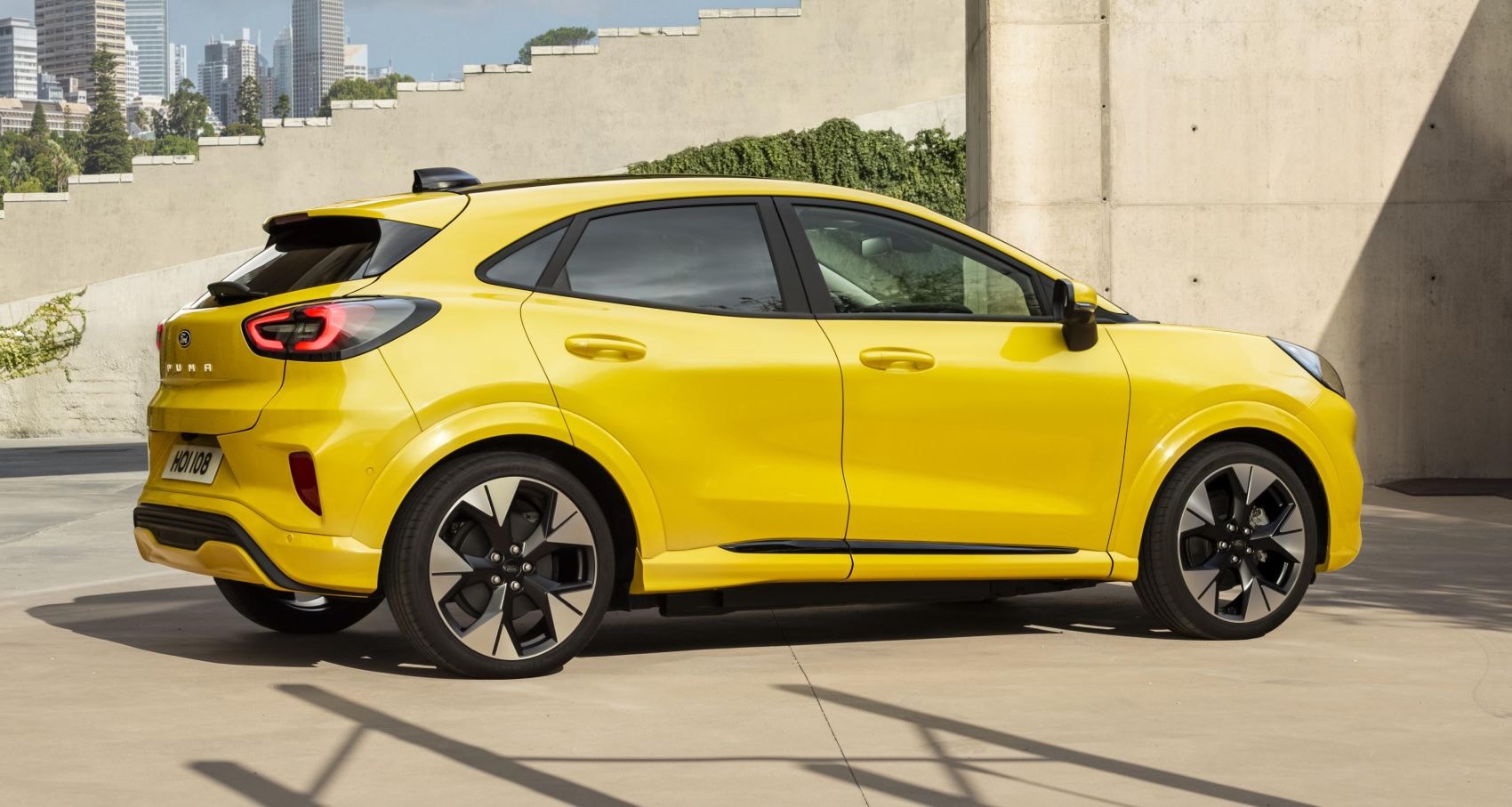 Impresionante vista frontal del Ford Puma GEN-E, con líneas limpias.