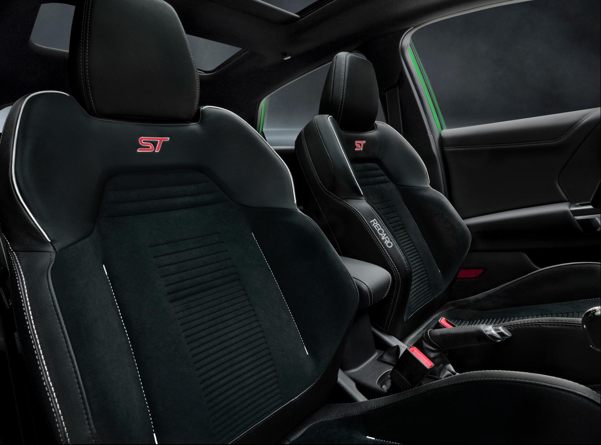Vista de asientos deportivos Recaro con distintivos ST.