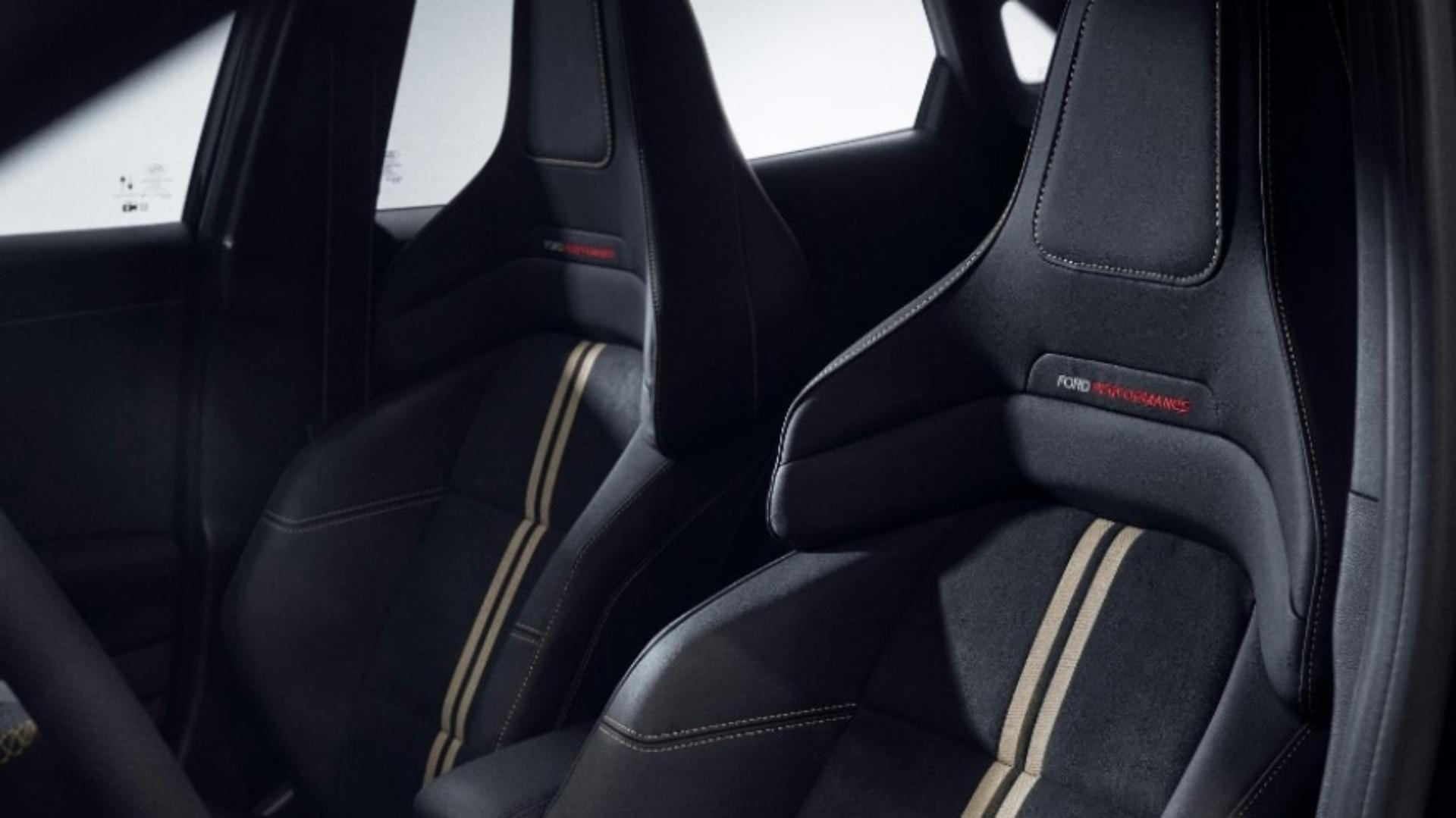 Asientos deportivos con el logo ST, que ofrecen sujeción y confort superior.