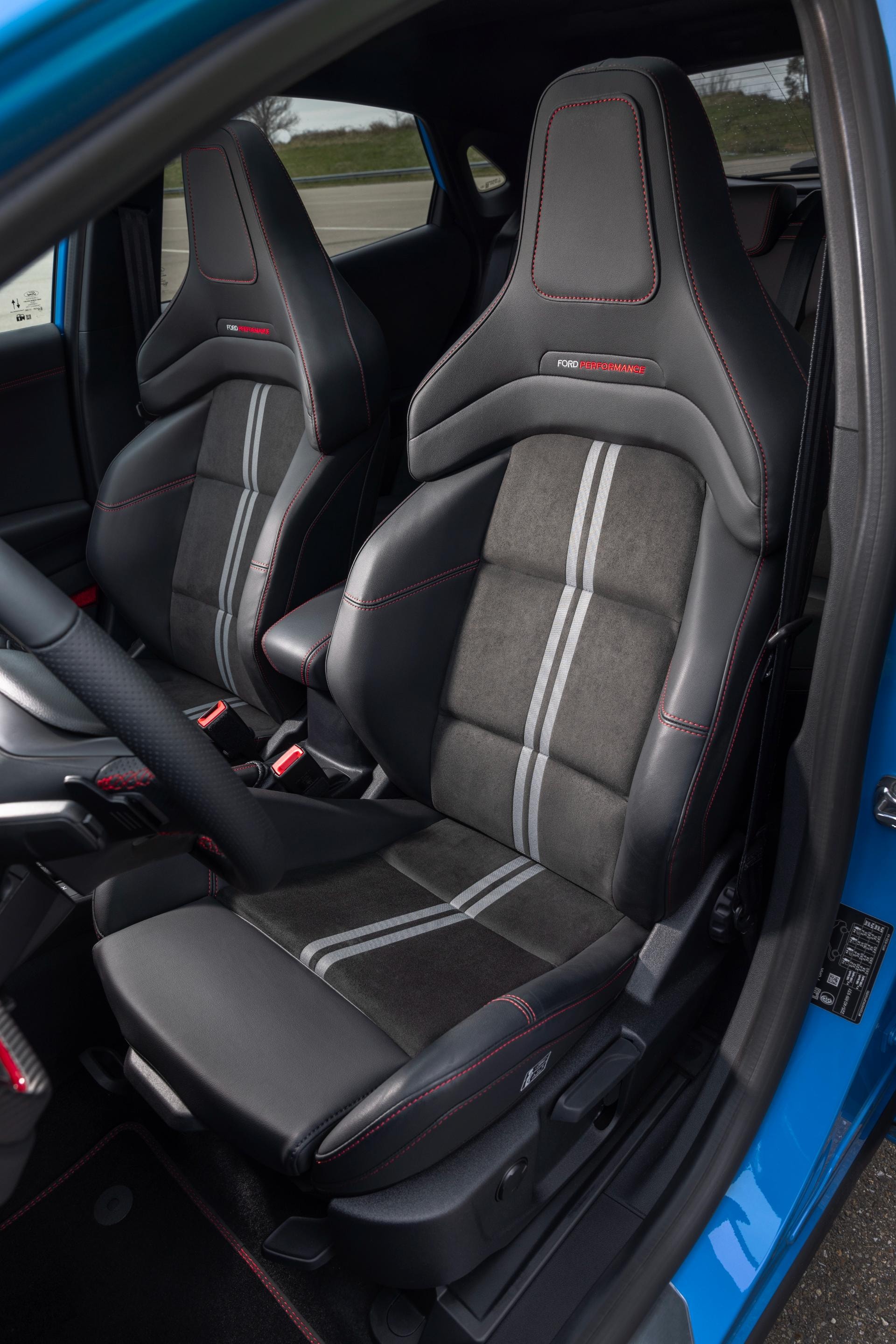 Perfil de los asientos deportivos del Ford Puma ST enfatizando su ergonomía.