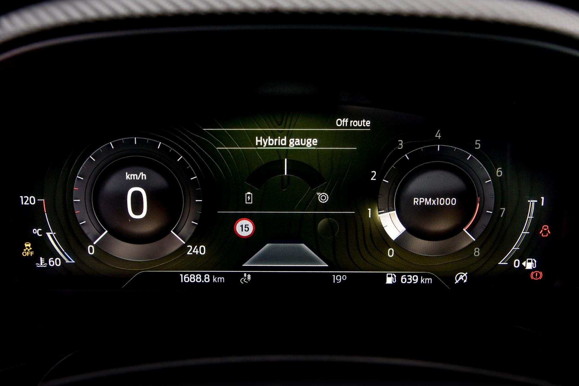 Panel de instrumentos digital del Ford Puma ST con indicadores de híbrido.
