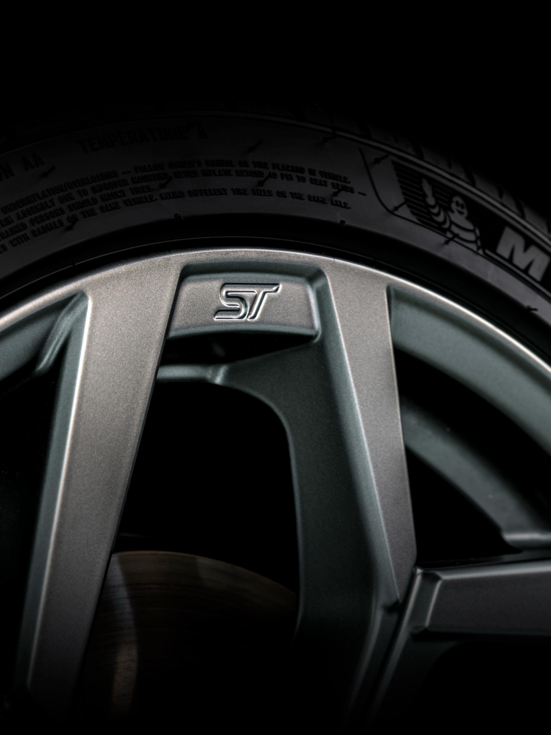 Primer plano de la llanta con el emblema ST, reflejando deportividad y estilo.