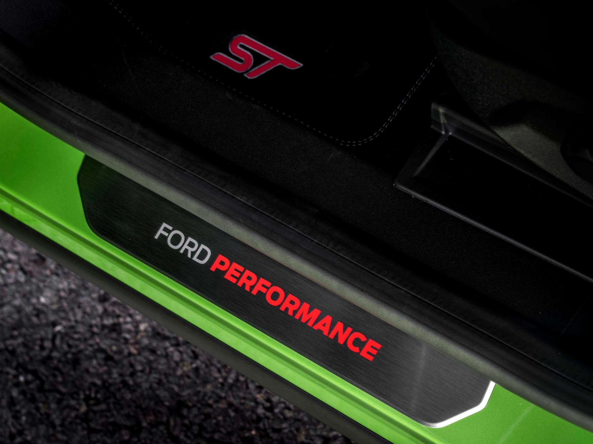 Umbral de puerta con inscripción 'Ford Performance' en Ford Puma ST.
