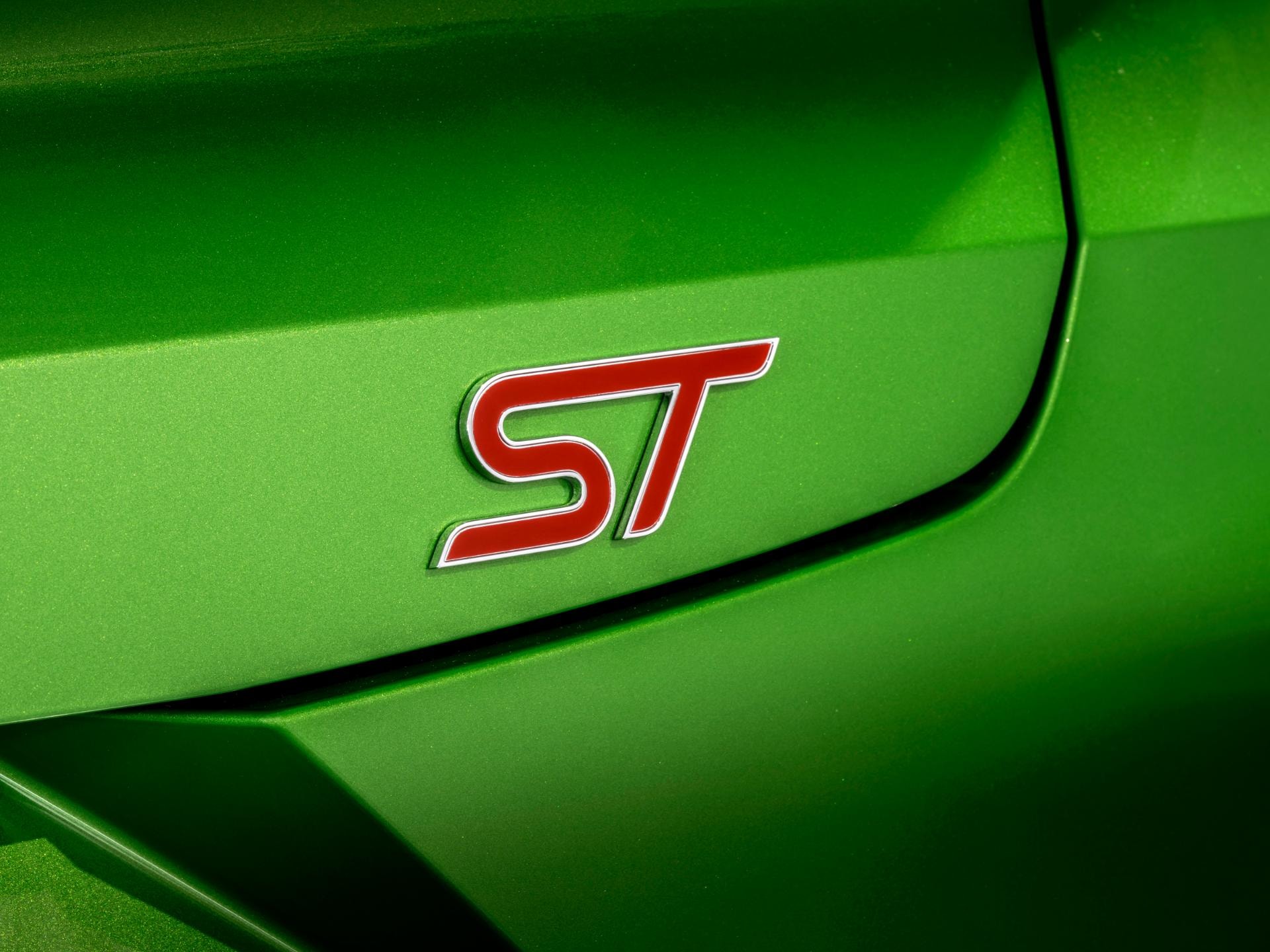 Vista cercana del emblema ST en Ford Puma, indicativo de su versión deportiva.