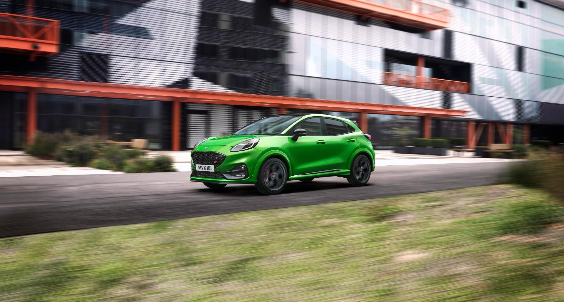 Ford Puma ST en movimiento, resalta su diseño lateral ágil y deportivo.