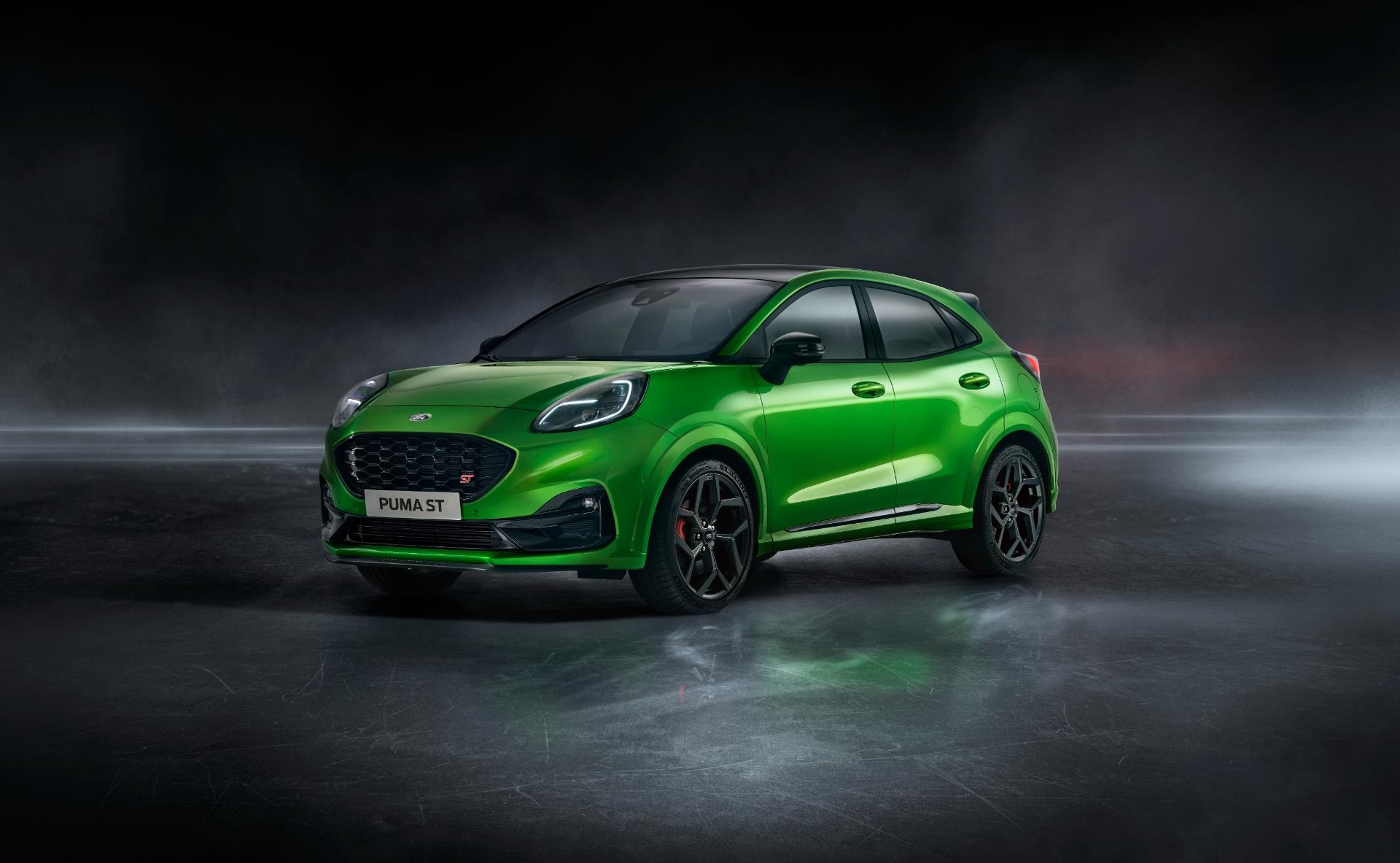 Perfil lateral del Ford Puma ST en verde con diseño deportivo