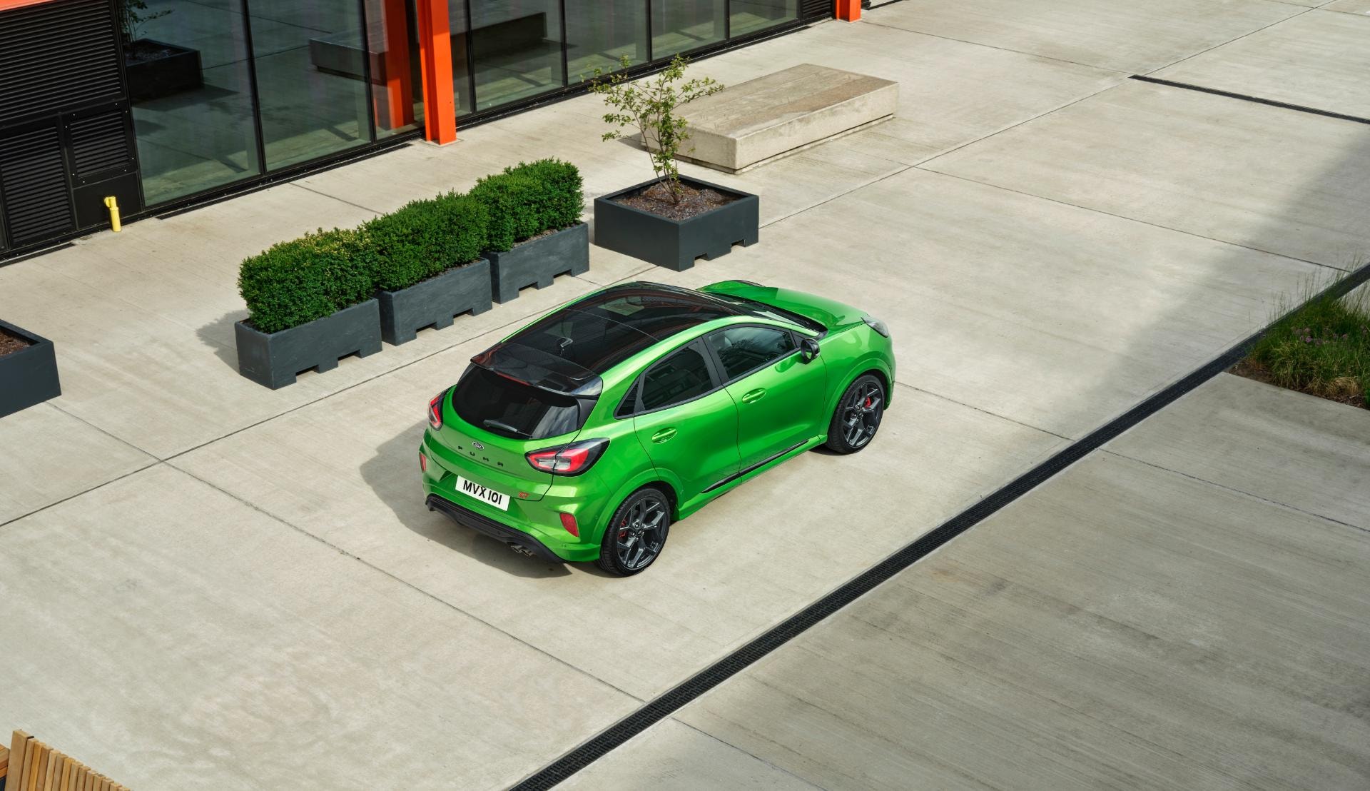 Toma aérea que muestra la carrocería y diseño del techo del Ford Puma ST.