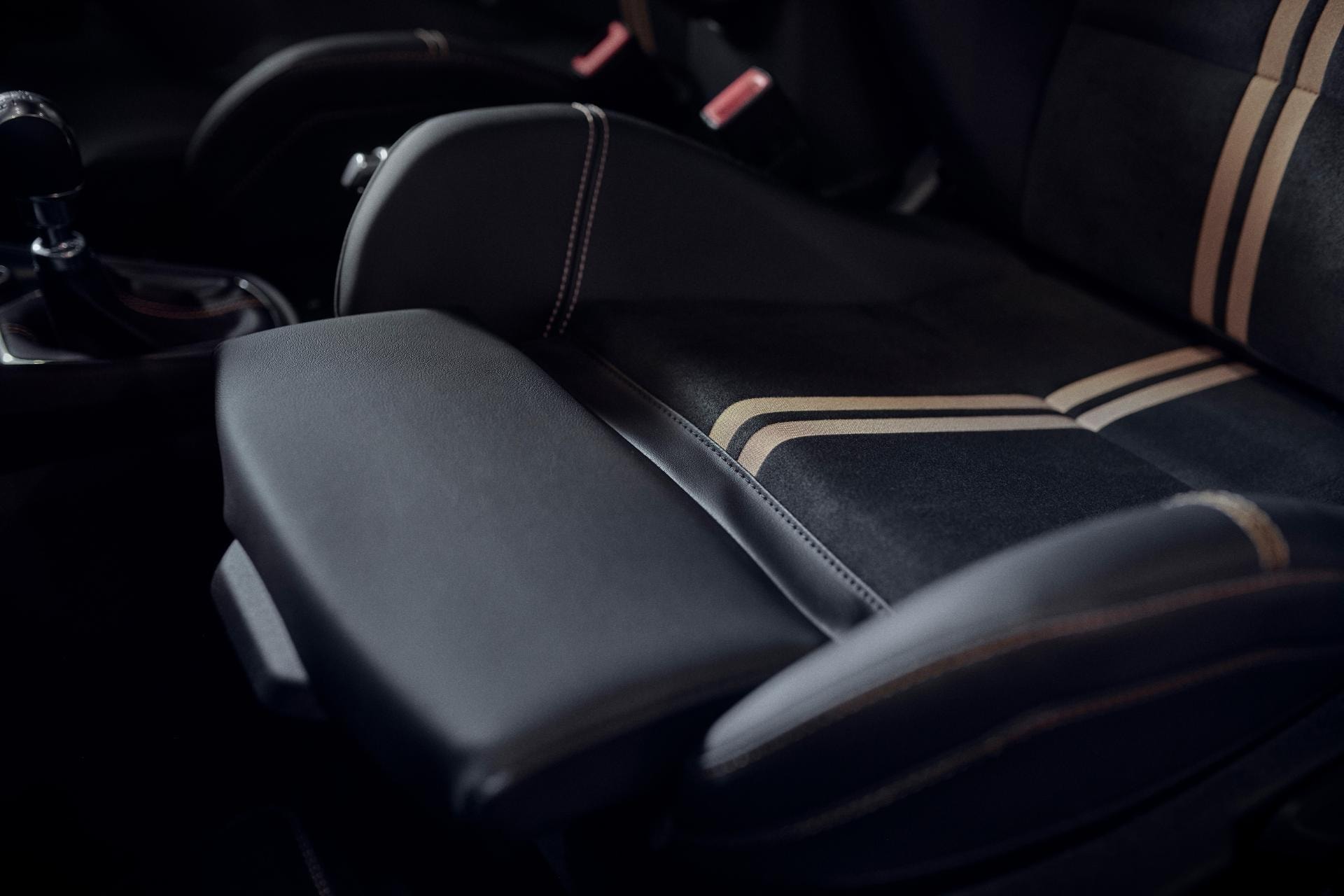 Detalle del apoyabrazos y costuras, acabados de calidad en el habitáculo del Ford Puma ST.