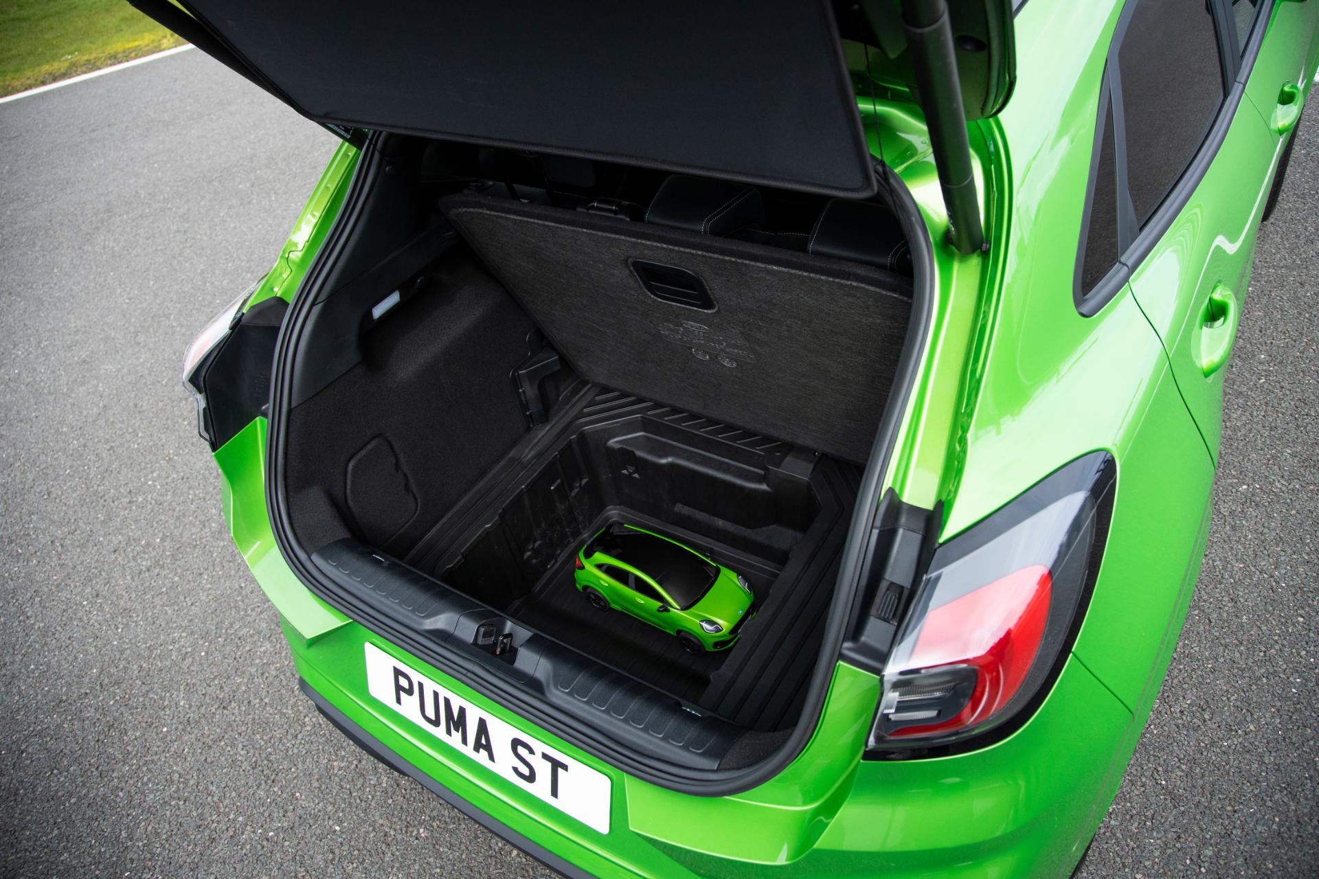 Espacio de maletero del Ford Puma ST, con soluciones prácticas de almacenaje.
