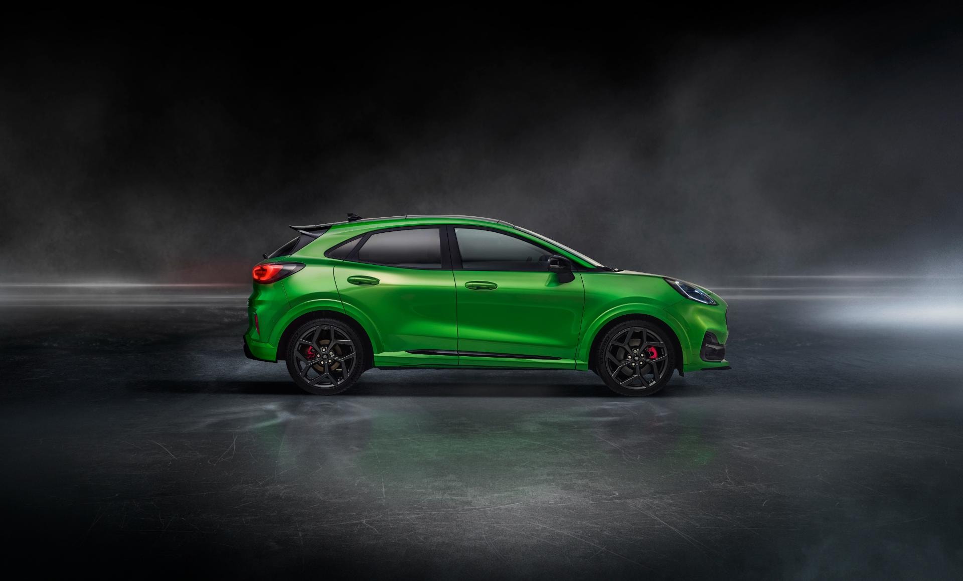 Vista lateral del Ford Puma ST en un entorno oscurecido que resalta su diseño.