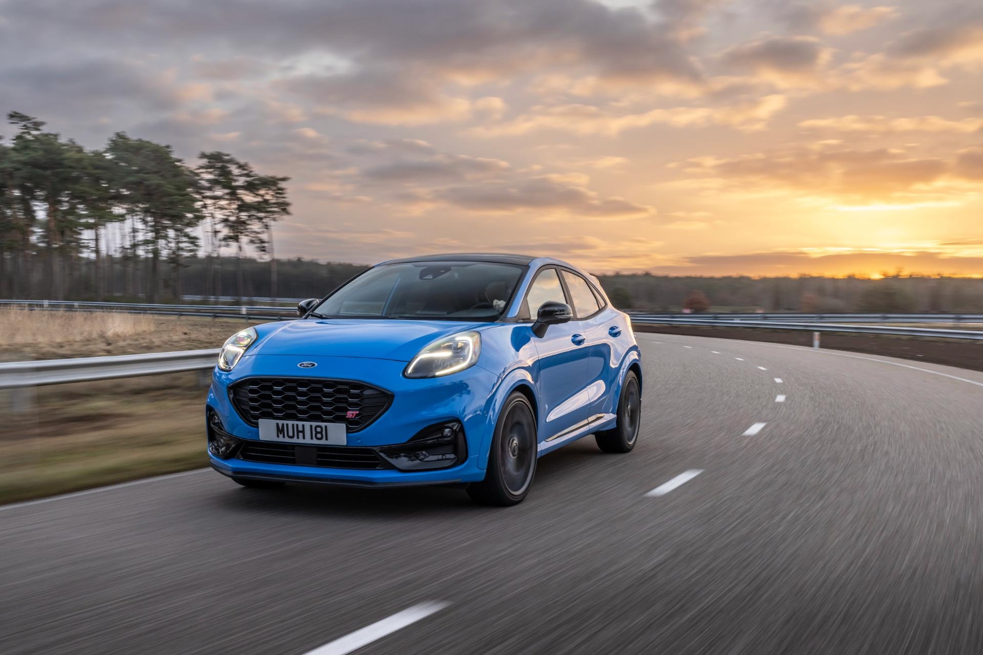 Vista lateral en acción del Ford Puma ST en azul, capturando su esencia deportiva