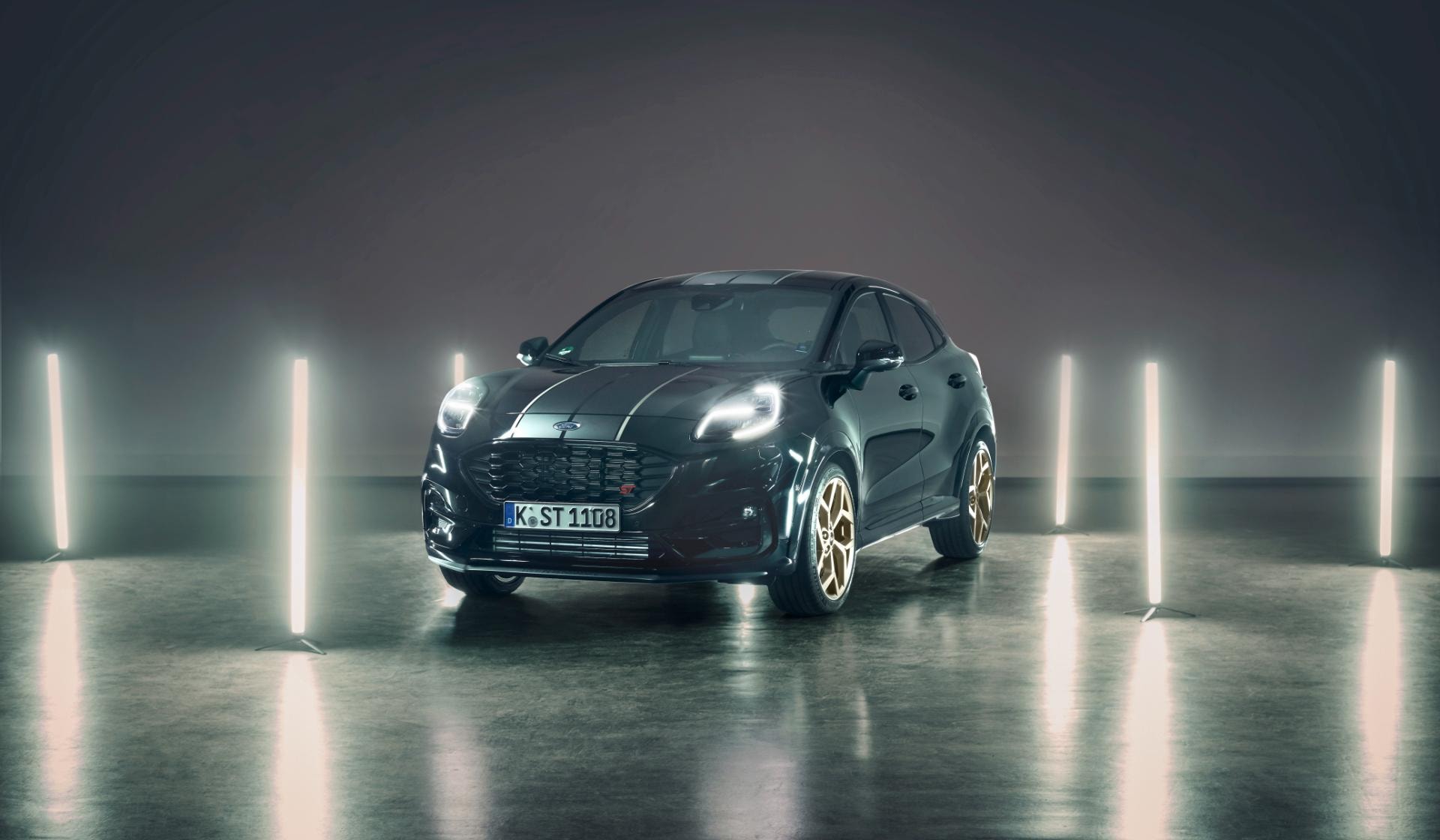 Vista frontal del Ford Puma ST en negro destacando su agresiva iluminación