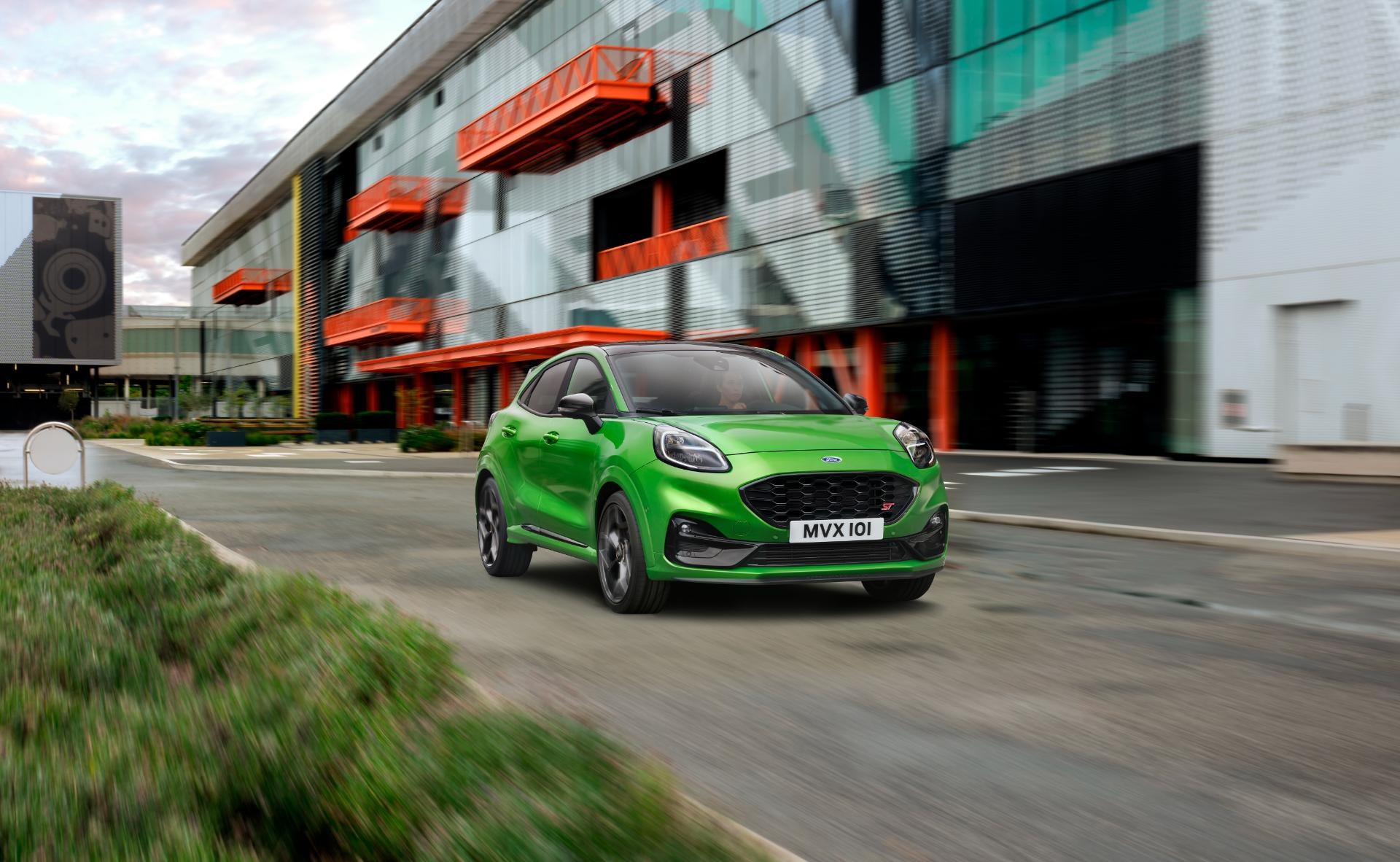 El Ford Puma ST en verde recorriendo un entorno urbano con estilo y deportividad