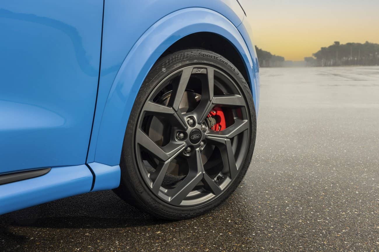 Detalle de la llanta y freno de alto rendimiento del Ford Puma ST.