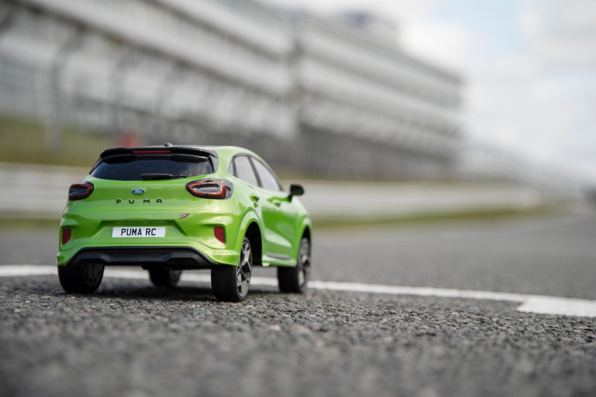 Trasera del Ford Puma ST en pista, resaltando su aerodinámica y escape