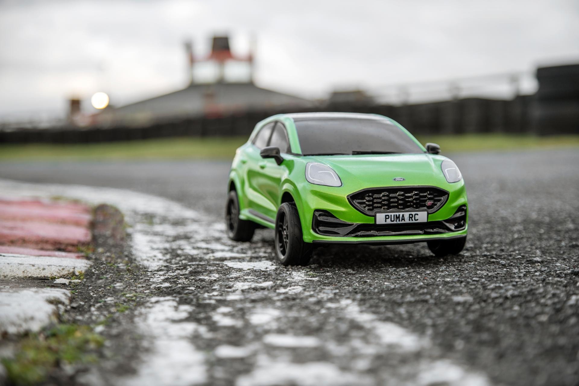 Ford Puma ST en acción, enfatizando su deportividad y manejo en pista mojada.