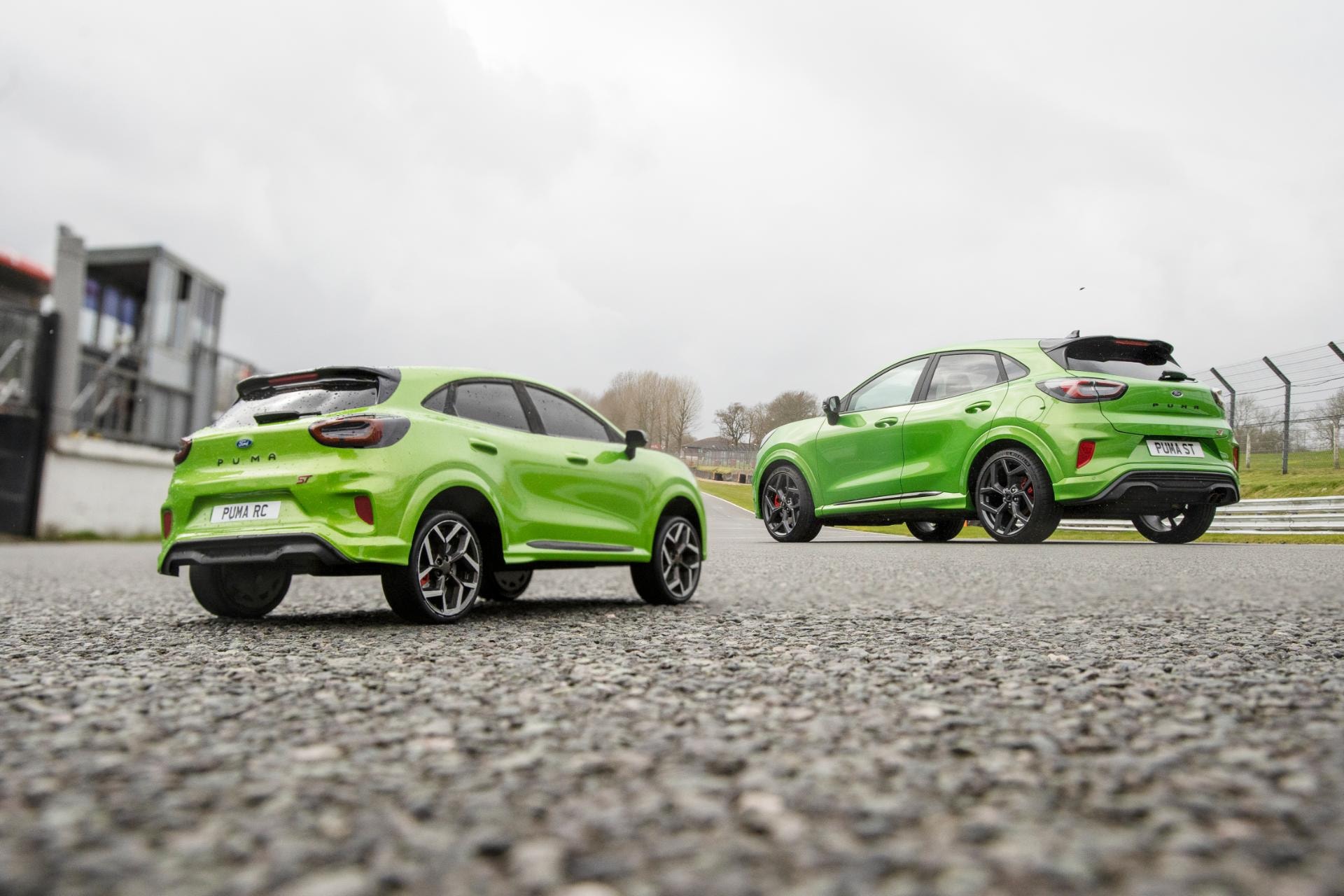 Comparativa de tamaño y diseño entre dos Ford Puma ST en pista.