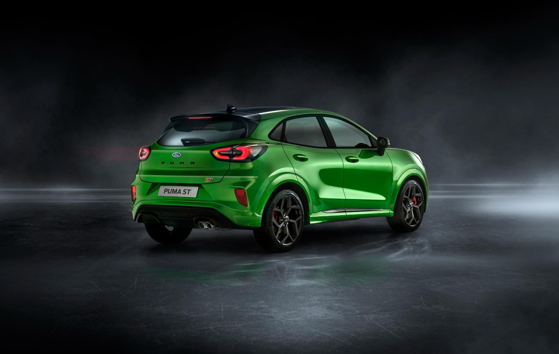 Perspectiva dinámica trasera-lateral del Ford Puma ST, mostrando su diseño deportivo.