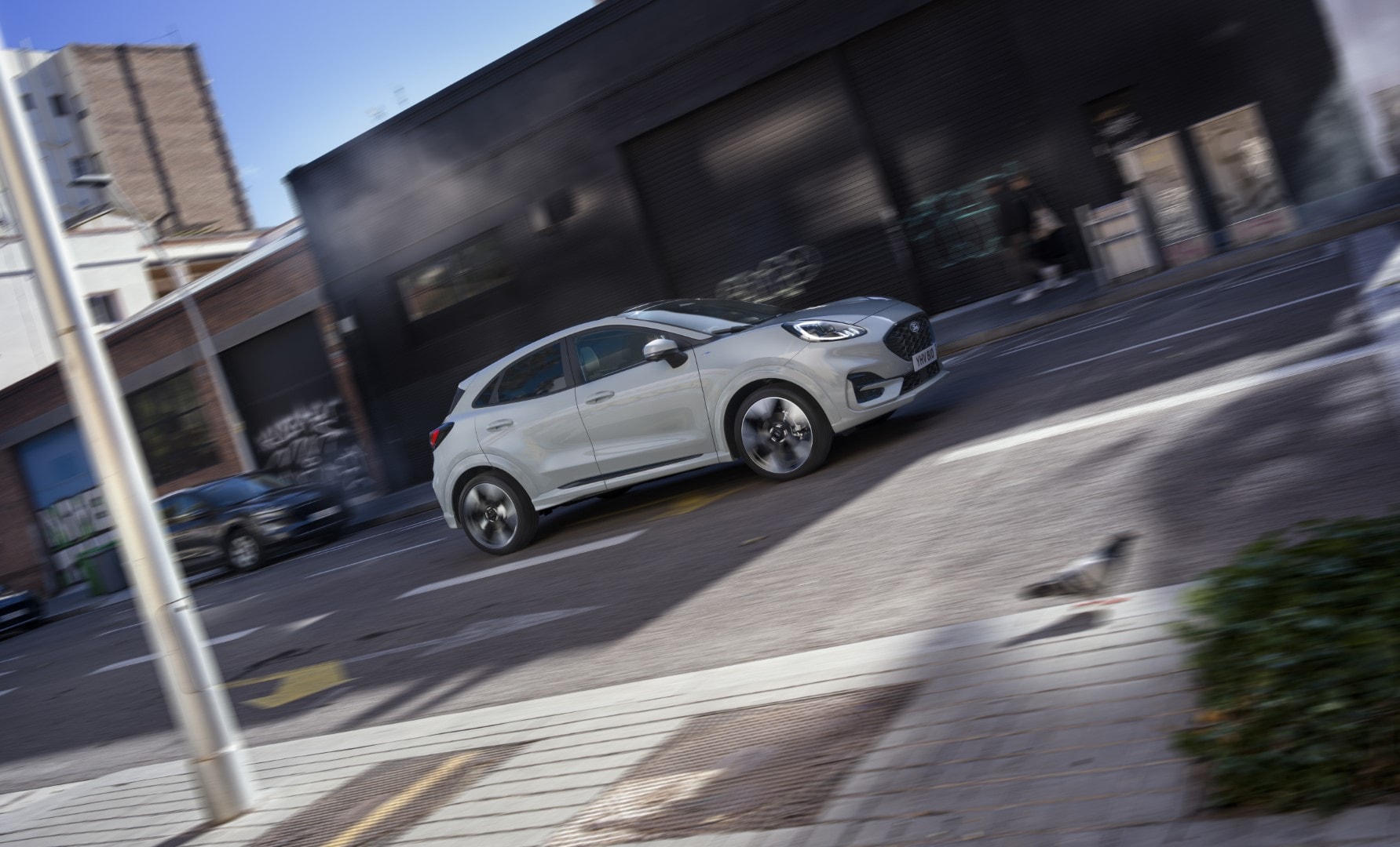 Vista lateral delantera del Ford Puma en una calle urbana.