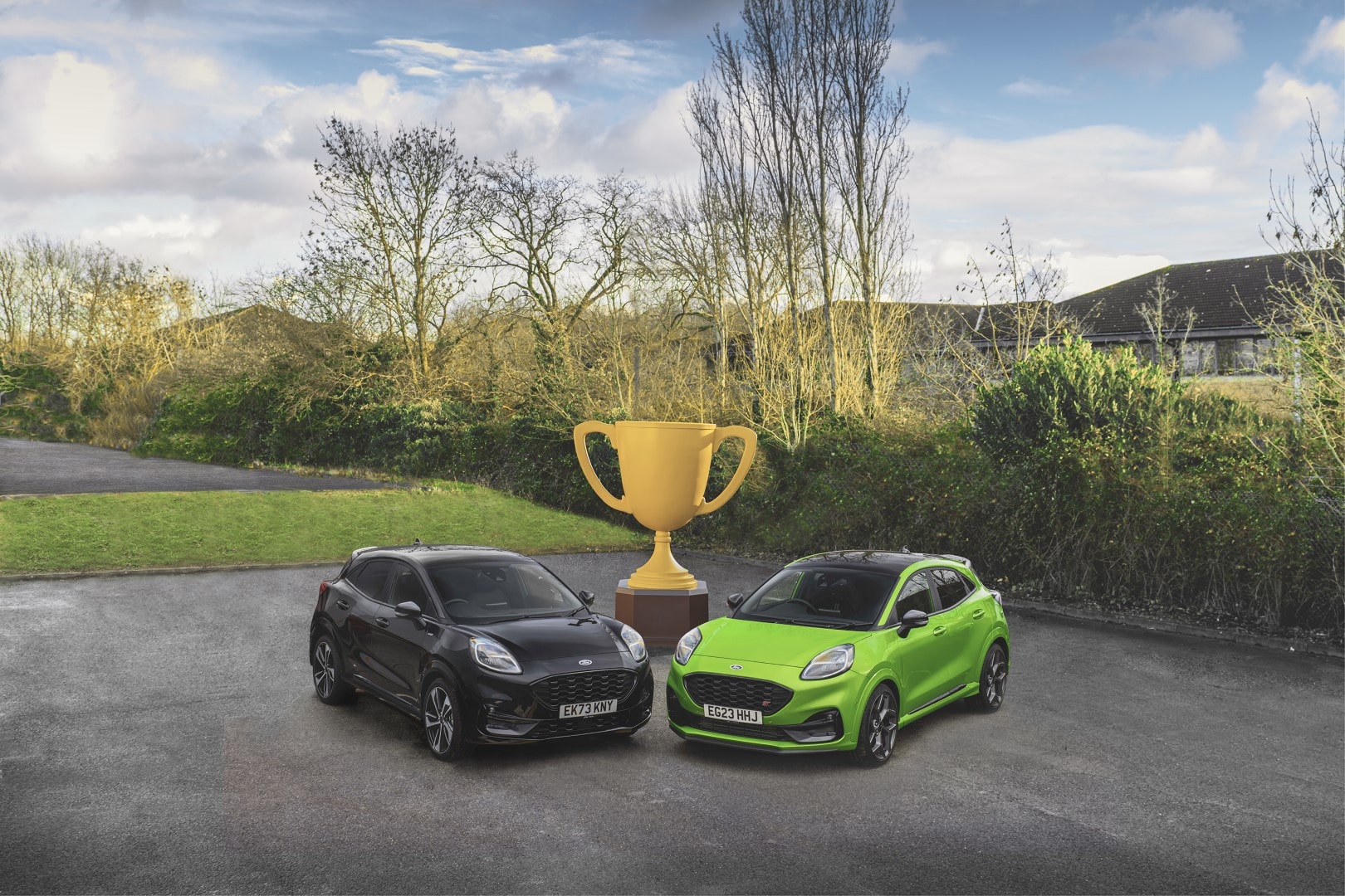 Vista lateral de dos Ford Puma, mostrando variantes de color y diseño.