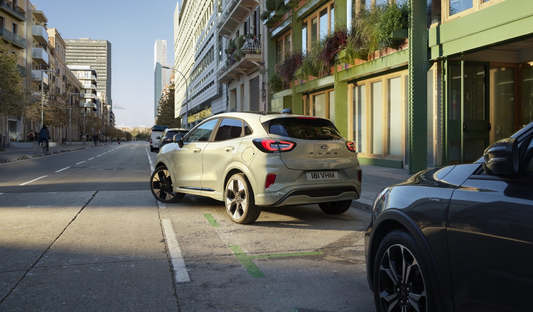 Vista trasera y lateral del Ford Puma estacionado en calle urbana.