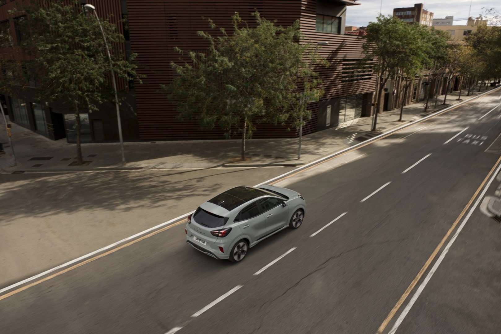 Imagen aérea de un Ford Puma integrándose en el paisaje urbano.