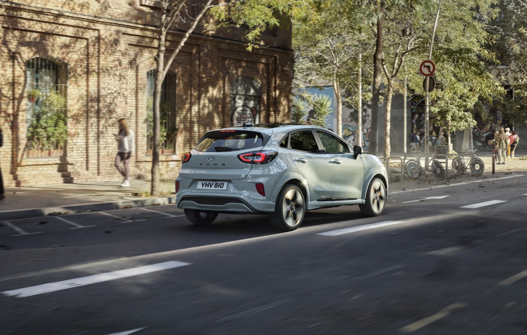 Vista trasera y lateral del Ford Puma en movimiento.