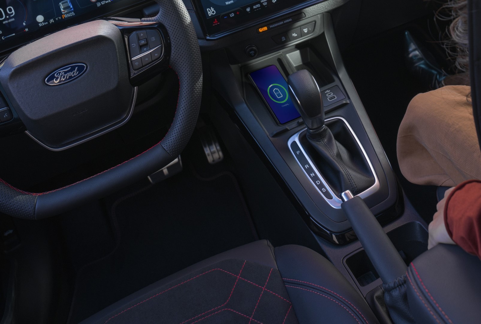 Detalles del interior del Ford Puma con foco en la palanca de cambio.